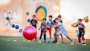 足球英超双红会爆发冲突，多人吃黄牌