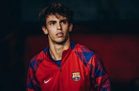 第59分钟，左路精妙配合：米雷蒂在禁区中央接球直接凌空抽射高出横梁⚪️⚫️ #萨索洛尤文 [0-1] 来源：尤文官方推特